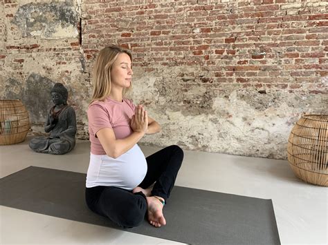 Zwangerschapsyoga pose voor ontspanning