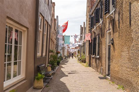 Sfeervolle straatjes en winkels in het historische centrum van Middelburg