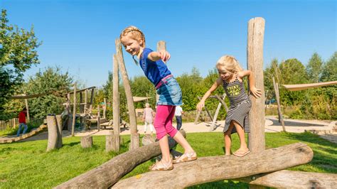 Grote buitenspeeltuin met diverse attracties voor kinderen