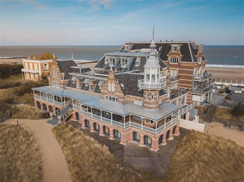 Monumentaal Badpaviljoen in Domburg aan het strand