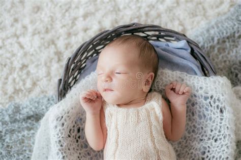 Baby in een mandje met zachte dekentjes