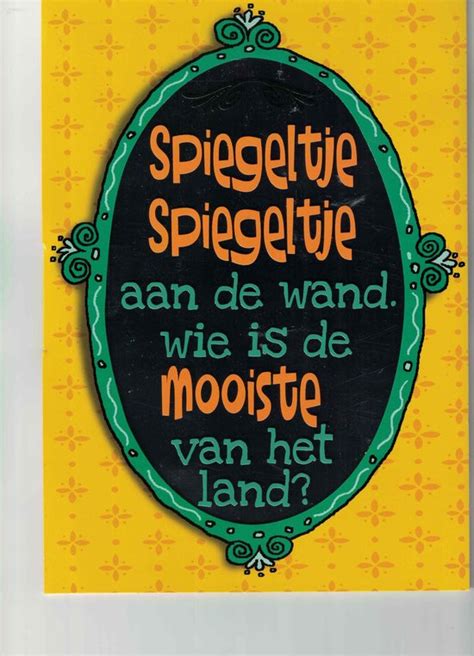 Close-up van de activiteitenknuffel Charlie, met focus op het spiegeltje aan de zijkant.