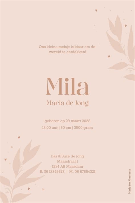 Close-up van een geboortekaartje met roze bloemen en roséfolie details.