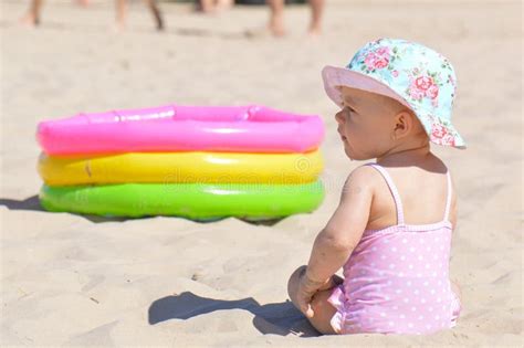 Baby op het strand met speelgoed