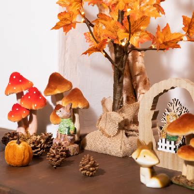 Een seizoentafel ingericht met Holztiger bosdieren en herfstdecoratie