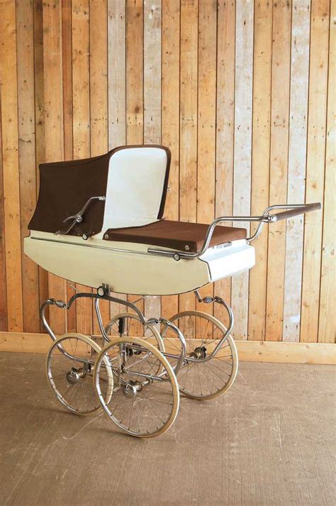 Illustratie van verschillende stijlen oude kinderwagens: een antieke rotan poppenwagen, een klassieke vintage kinderwagen met chromen frame en een oudere, meer eenvoudige kinderwagen.