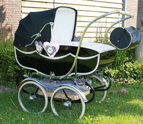 Collage van verschillende oude kinderwagens: een antieke wagen met grote wielen, een retro kinderwagen uit de jaren '60, en een meer eenvoudige, gebruikte kinderwagen.