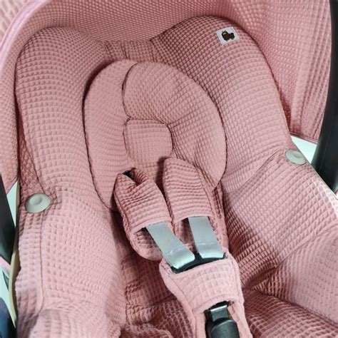 Detailfoto van een zitverkleiner voor een Maxi-Cosi Pearl, met focus op de zachte stof en pasvorm.