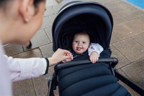 Een gezin dat een kinderwagen gebruikt, met de mogelijkheid om een autostoel te bevestigen