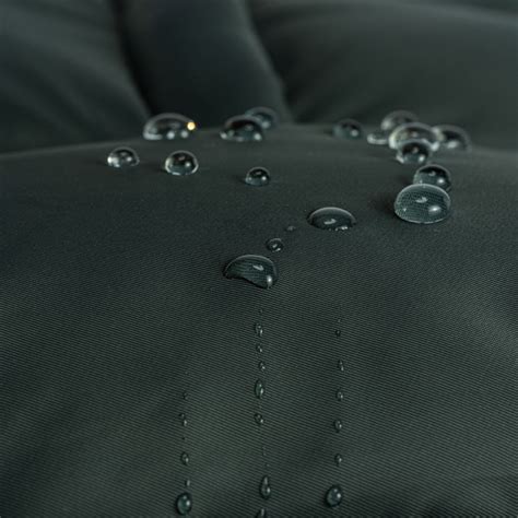 Detailfoto van de winddichte ritsen en Sorona® vulling van de puffer voetenzak