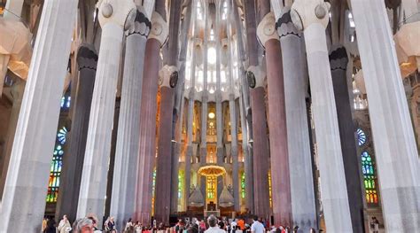 Interieur van de Sagrada Família met de kenmerkende boomachtige zuilen die het gewelf ondersteunen.