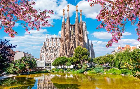 De Passiefaçade van de Sagrada Família, gekenmerkt door hoekige sculpturen die het lijden van Christus uitbeelden.