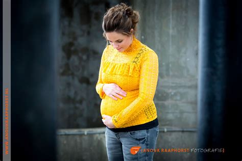 Zwangerschapsfoto met bloemen op de buik, gefotografeerd in een studio