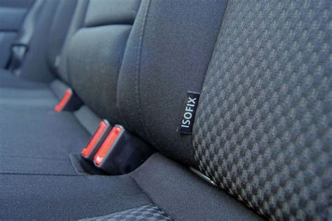 Grafische weergave van de correcte installatie van een Isofix autostoeltje