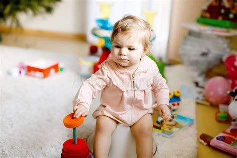 Een kind dat speelt aan een Fisher-Price reistafeltje in de auto.