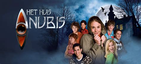 Foto van de cast van Het Huis Anubis tijdens een theatershow.