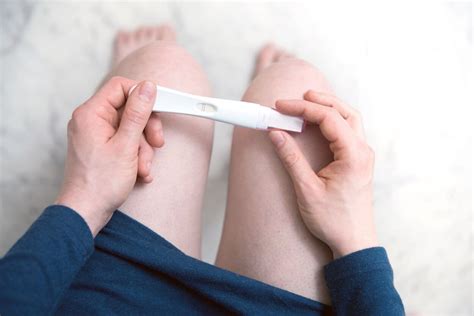 Illustratie van een vrouw die met een zwangerschapstest in haar handen staat, met een verwarde uitdrukking