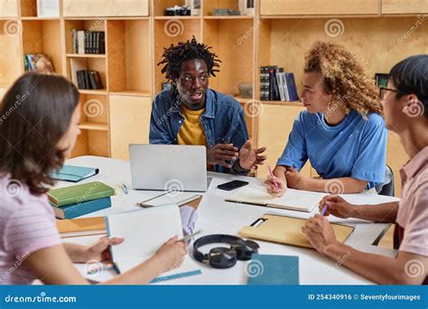 Een selectie van verschillende muziekmobielen van diverse merken, met nadruk op gebreide en houten designs.