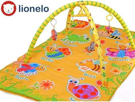 Een kleurrijk speeltapijt met verschillende texturen en hangende speeltjes voor baby's.