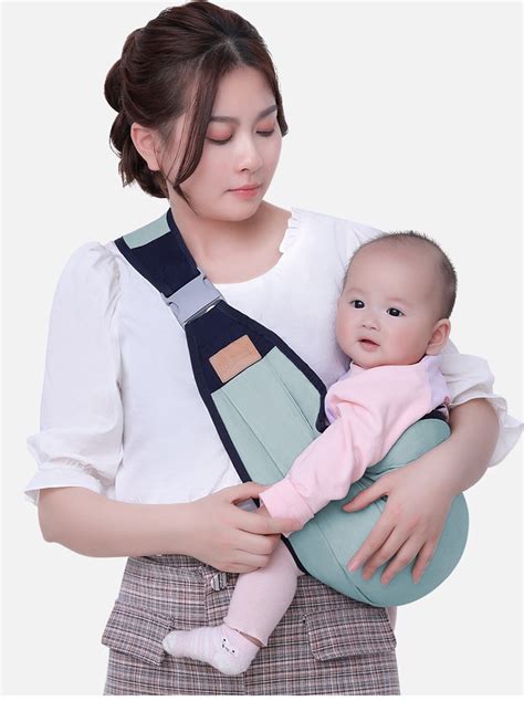 Illustratie van een correct geheupte baby in een draagzak met knieën op heuphoogte.