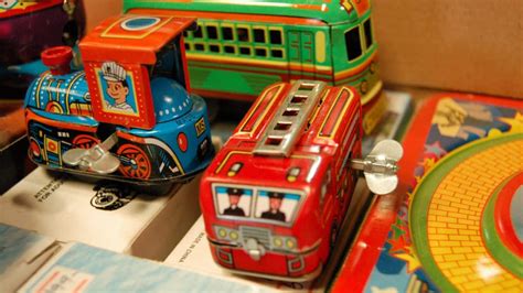 Montage van verschillende blikken speelgoed items