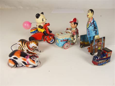 Historische afbeelding van kinderen spelend met blikken speelgoed