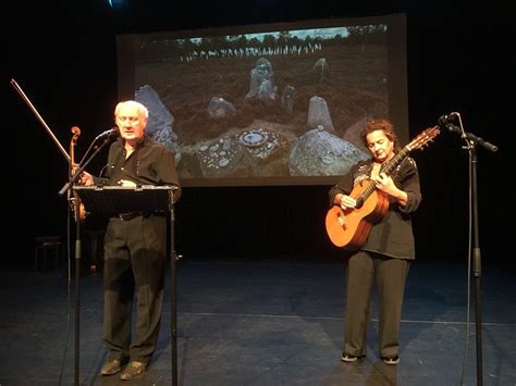 Foto van het Internationaal monument voor het onbekende kind met de stenen en het rozenkunstwerk.
