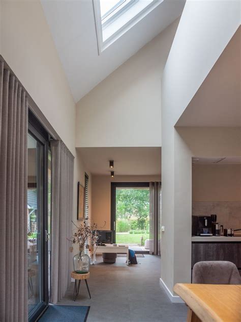 Interieur van een modern kinderdagverblijf met veel lichtinval en natuurlijke materialen