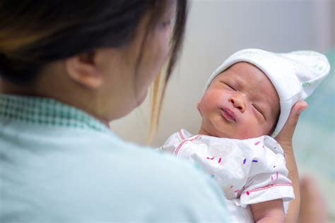 Baby met kraamverzorgster