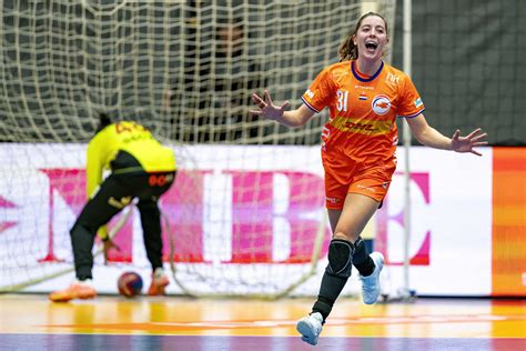 Foto van Chloe Kelly die juicht na het scoren van een doelpunt