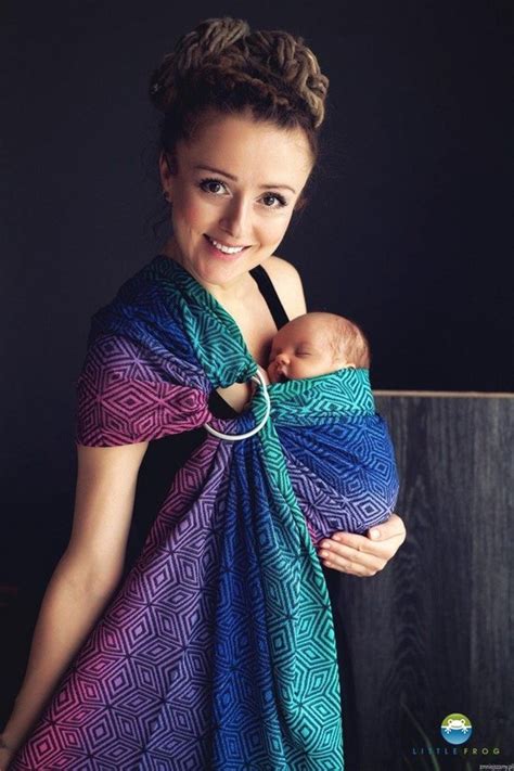 Gedetailleerde foto van de Little Frog Dark Aurora Cube draagdoek met focus op het kubuspatroon en de kleurenmix.