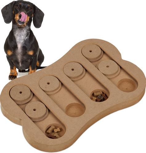 Een hond die geconcentreerd een voerpuzzel oplost.