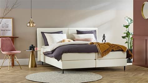 Voorbeelden van metalen tweepersoonsbedden in verschillende kleuren en stijlen.