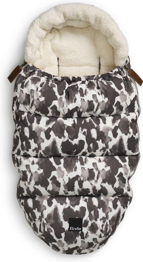 Elodie Details voetenzak in gebruik op een kinderwagen, met focus op de details zoals de stof en de gordelopeningen.