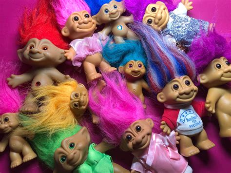 Vergelijking van verschillende trollen poppetjes: Uneeda, Russ Trolls, en Dread Heads