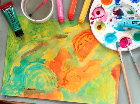 Kinderen knutselen met verf