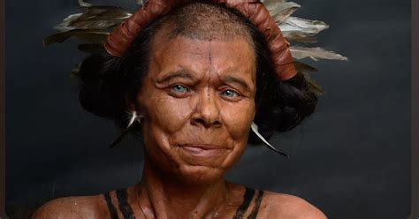Illustratie van een prehistorische vrouw die een baby in een doek draagt.