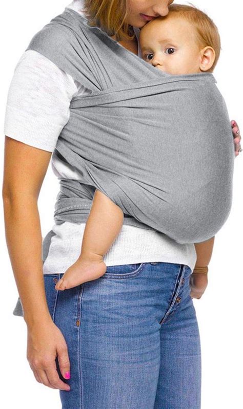 Een baby die comfortabel in een rekbare draagdoek slaapt.