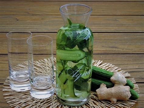 Illustratie van een glas water met komkommer en munt, naast gezwollen handen met ringen