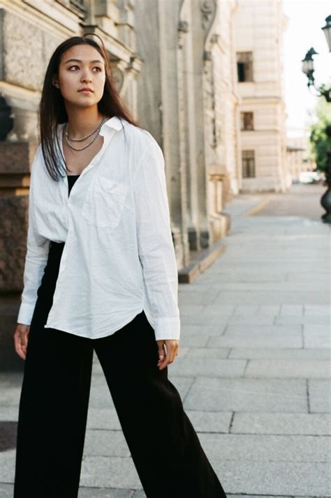 Collage van verschillende zwangerschapsoutfits: een maxi dress, een kokerrok met blouse, een oversized overhemdjurk