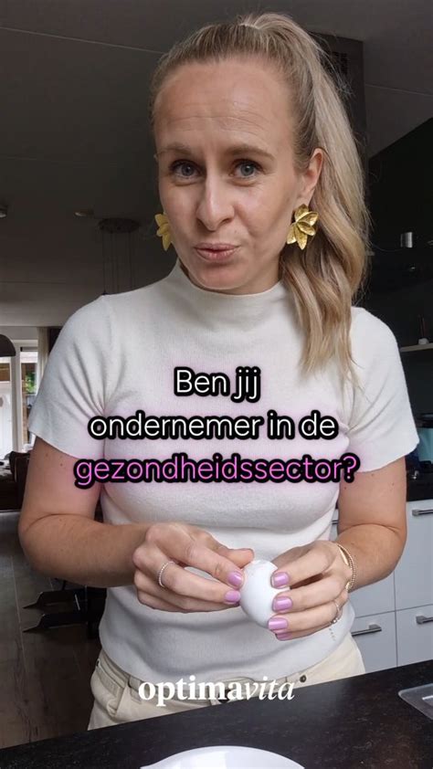 Marloes Korver in gesprek met een klant, waarbij ze advies geeft over gezonde voeding en leefstijl.