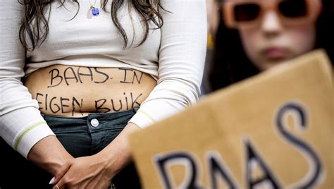 Schema dat de obstakels in de toegang tot abortuszorg voor personen zonder papieren in België weergeeft.