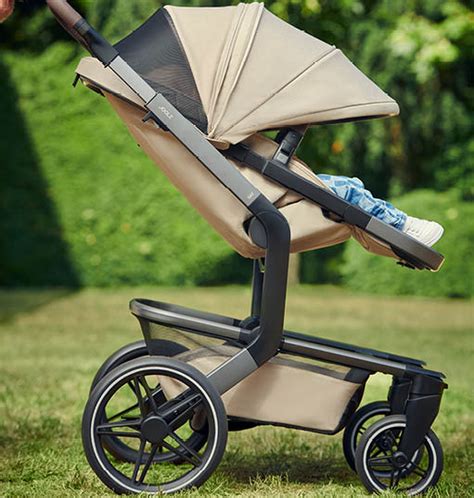 Gedetailleerde foto van de Joolz Day5 in compacte vouwstand.