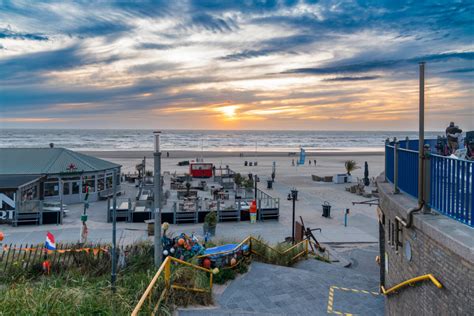 Een breed, schoon strand met strandpaviljoens en een kindvriendelijk piratenschip.