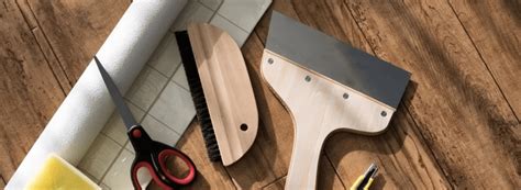 Afbeelding van benodigdheden voor het aanbrengen van muurstickers: hobbymesje, ontvetdoekje, schilderstape.