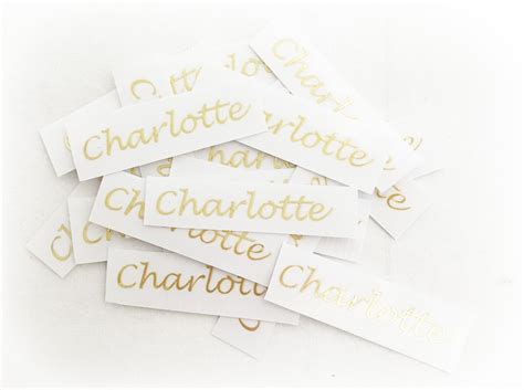 Collage van verschillende soorten naamstickers voor doopsuiker, traktaties en enveloppen.