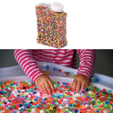 Kinderen die met plezier met gekleurde waterparels spelen in een sensory bin.