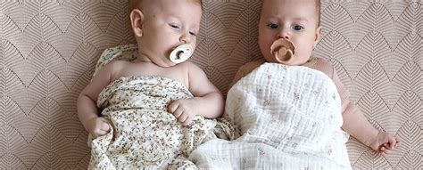 Illustratie van een baby die wordt ingebakerd met een hydrofiele doek