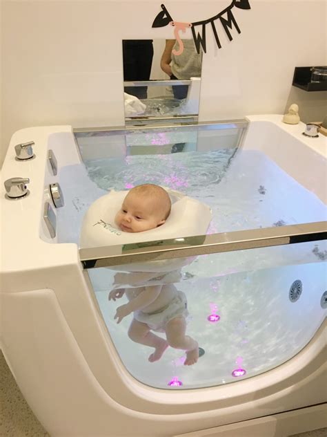 Baby die veilig drijft in een baby spa met een nekfloat.