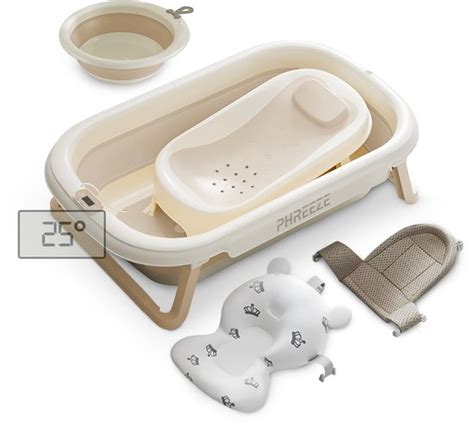 Interieur van een baby spa met een badje en zitje voor de ouder.